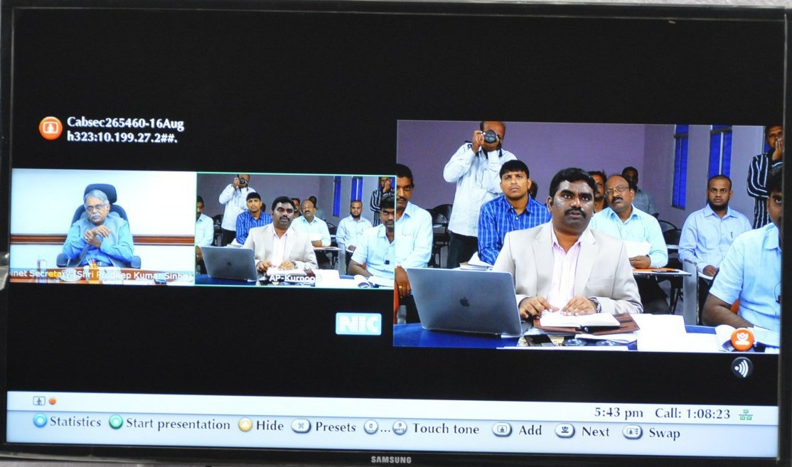 kurnoolgoap's tweet photo. ఆదోని మార్కెట్ యార్డులో ఇనాం ద్వారా ఆన్లైన్ ట్రేడింగ్ లో రైతుల భాగస్వామ్యం మార్కెటింగ్ లావాదేవీల సమర్ధవంత పనితీరుపై కేంద్ర కేబినెట్ సెక్రెటరీ ప్రదీప్ కుమార్ సిన్హా జిల్లా కలెక్టరు నుండి వివరాలు అడిగి తెలుసుకున్నారు. శనివారం న్యూఢిల్లీ నుండి ఇనాం ఆన్లైన్ ట్రేండింగ్ పై వీడియో https://t.co/2GQVGm74Ea