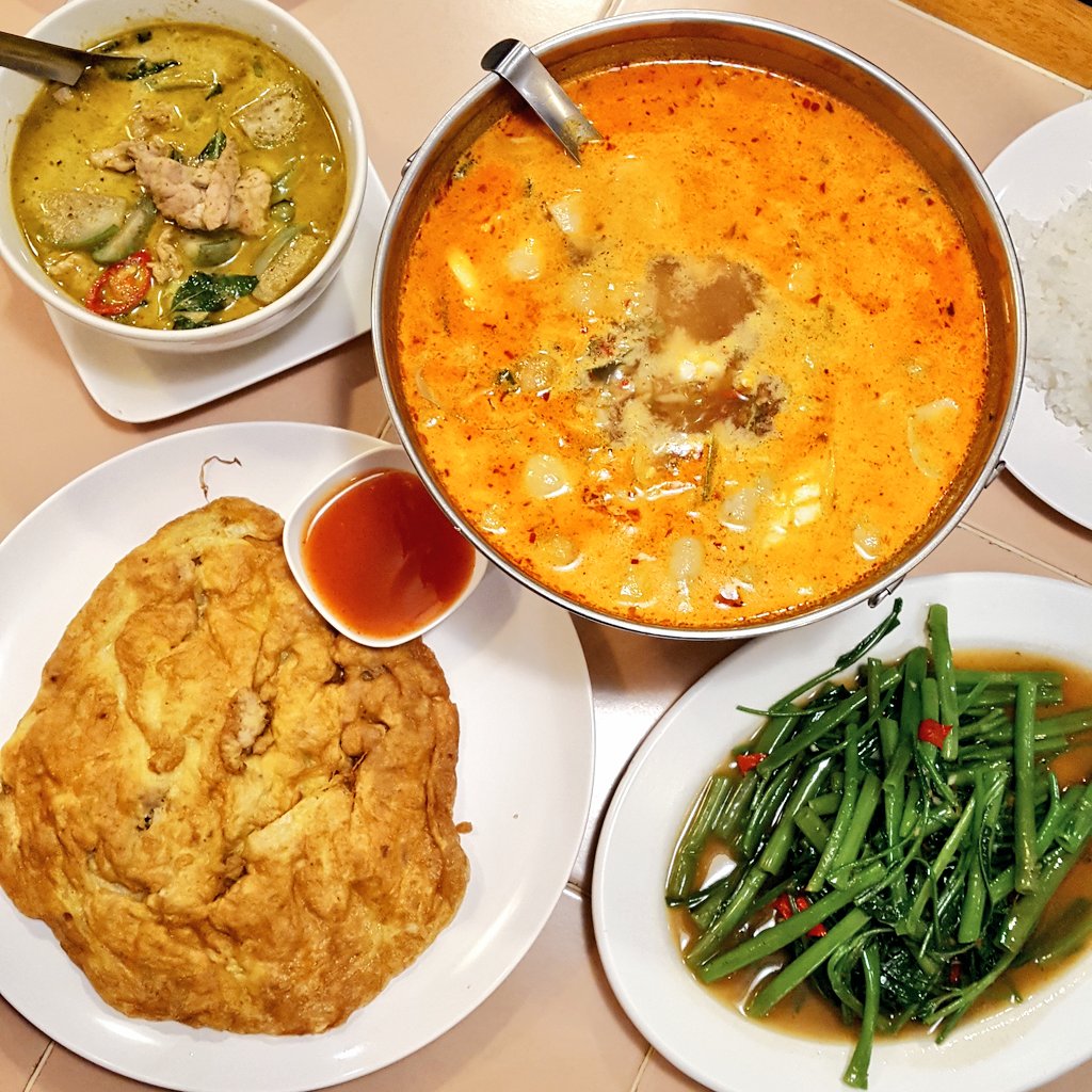 erushi's tweet photo. Thai food for dinner at Inter, Siam Square! 💕

• seafood tom yum soup
• green curry with pork
• minced pork omelette
• stir-fried morning glory leaves https://t.co/BG6VDYHWLg