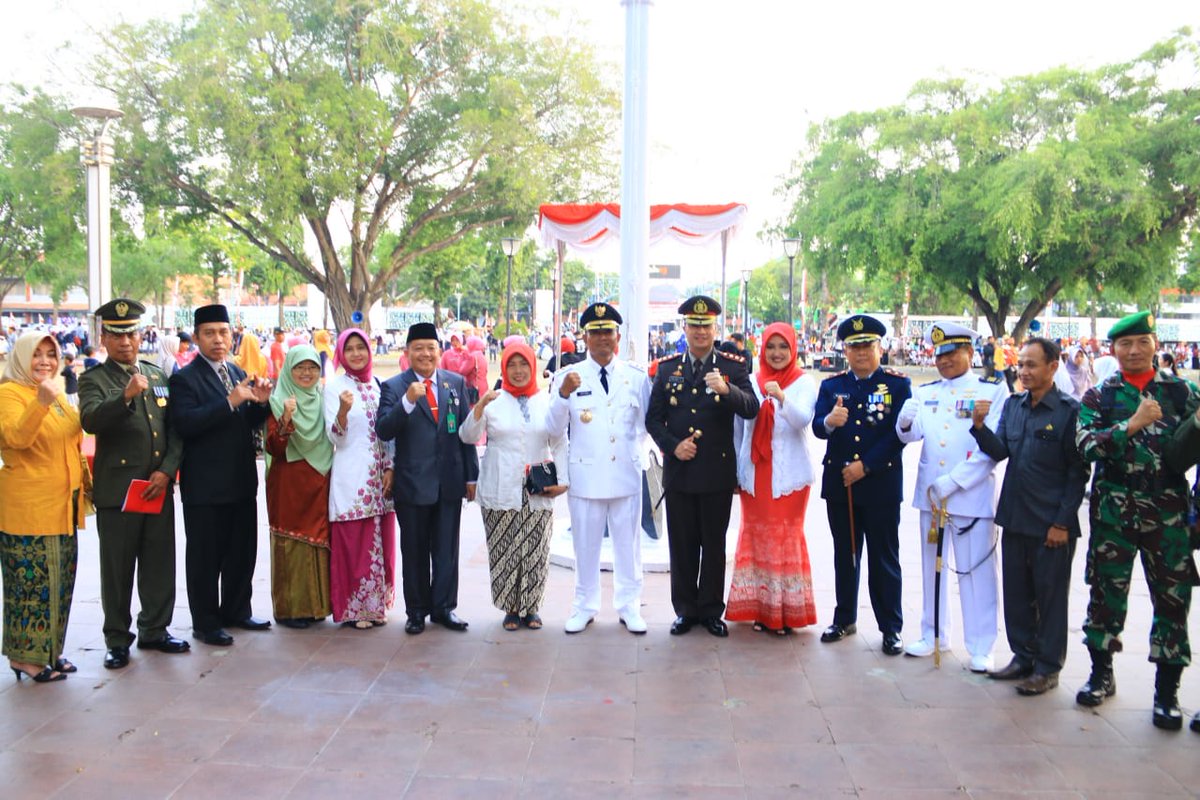 PemkabPemalang's tweet photo. Wakil Bupati Pemalang H. Martono pada saat menjadi Inspektur Upacara Penurunan Bendera dalam rangka HUT Kemerdekaan RI ke-74 di Alun-Alun Pemalang, Sabtu (17/8/2019) petang. https://t.co/lgI7fEQ13T
