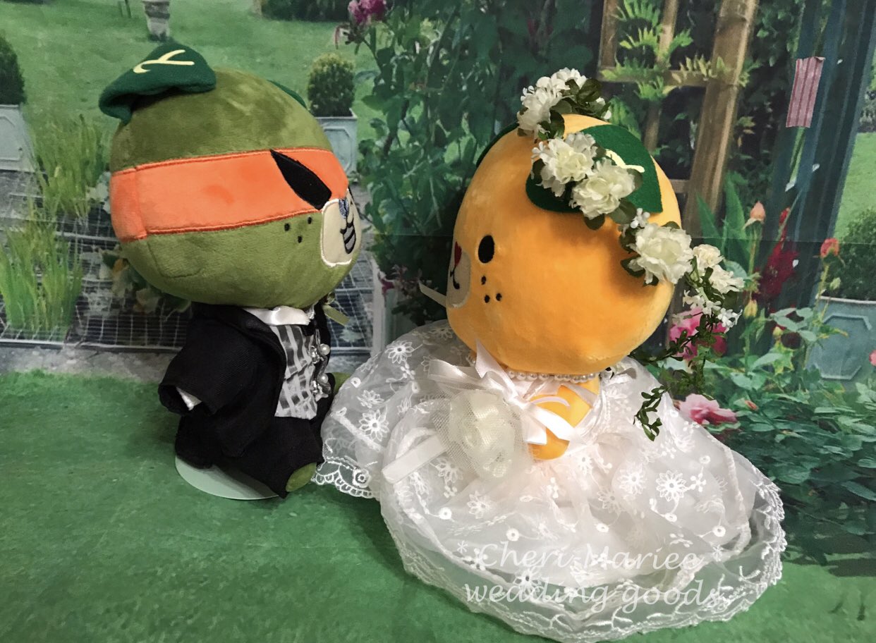 シェリーマリエ プレ花嫁のミカタ みきゃんとダークみきゃんをウェディングドールに 愛媛県のお客様より ぬいぐるみをお預かりして仕上げました とにかく可愛らしく とのご要望にお応えして 花冠は手作りです みきゃん ダークみきゃん