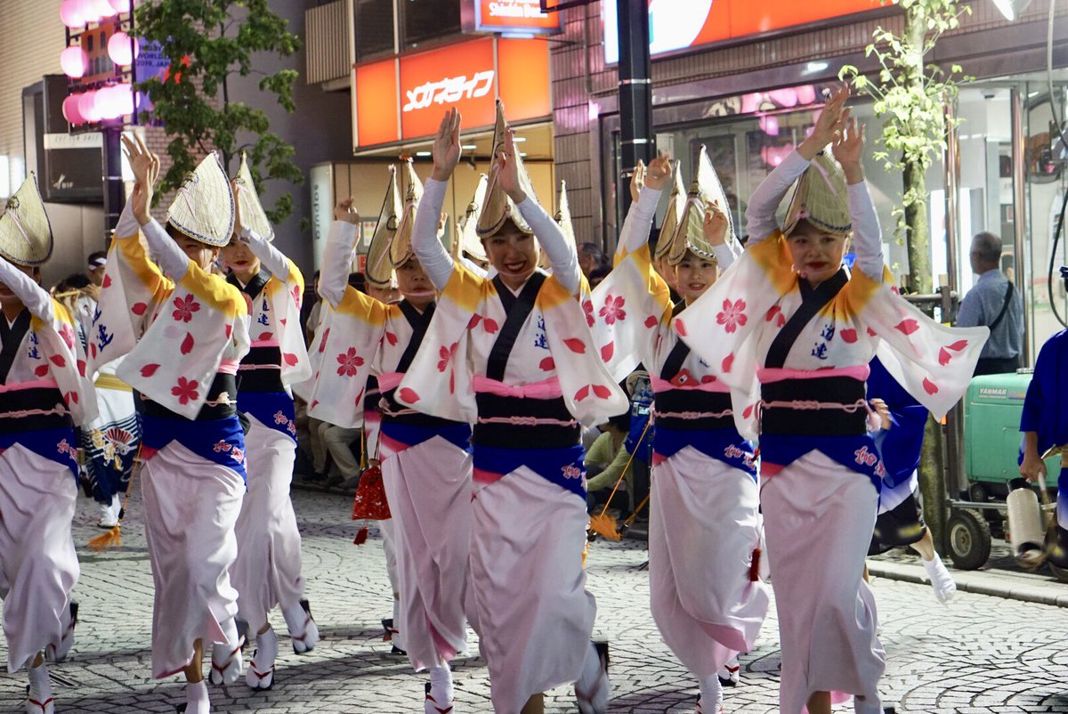 kichinavikun's tweet photo. 今日は初めて三鷹の阿波踊りを見に行ってきました！ものすごい熱量で目頭が熱くなるくらい感動しました✨素敵な時間をありがとうございましたナビ〜😆 https://t.co/FyObv6E6ps