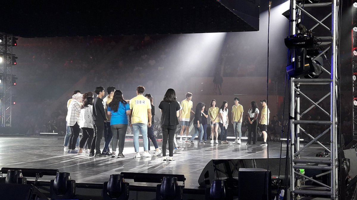 DreamersRadioID's tweet photo. Race Start! #RunningMan members and lucky fans divided into two teams. They need to play 4 games in a row #RunningManInJakarta #RunningManinJKT #KeepOnRunningLiveinJakarta https://t.co/A3v0wOmNjW