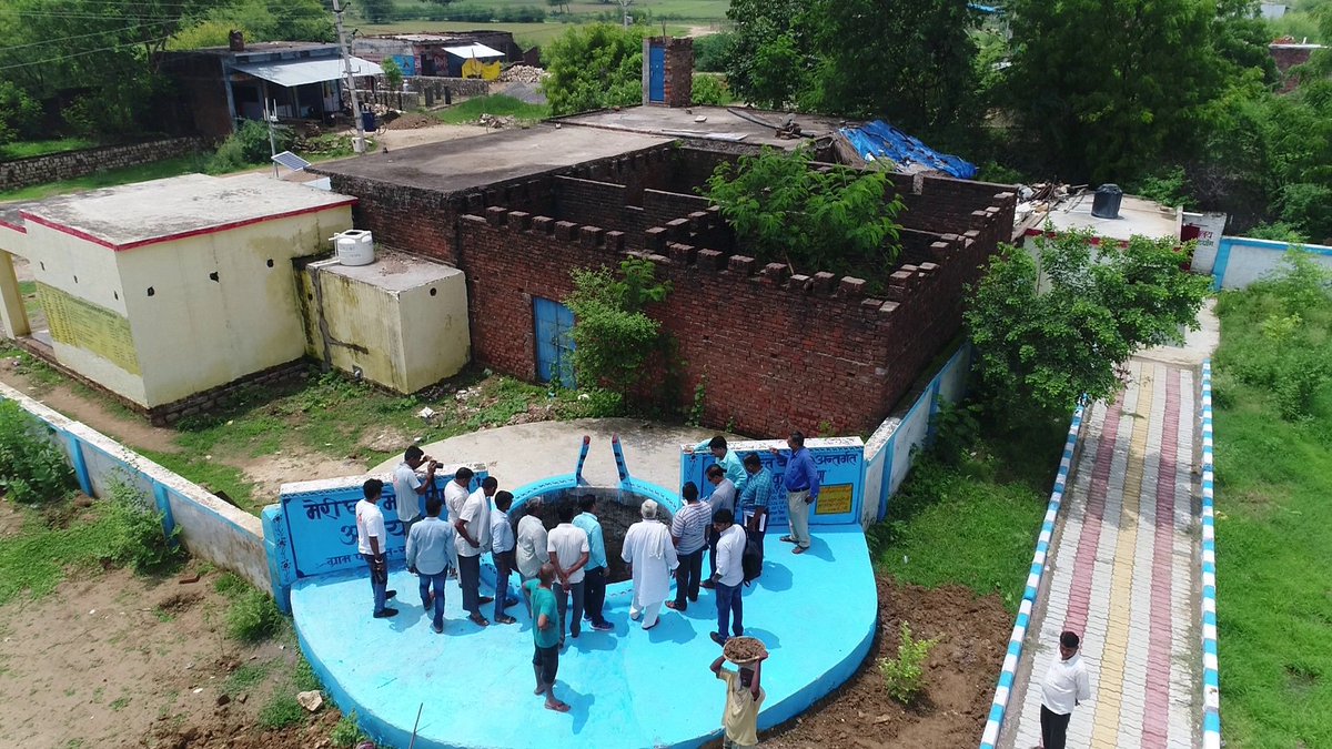 CDO_Chitrakoot's tweet photo. *"मेरी छत मेरा पानी"*A mega initiative to uplift the declining ground water level in the aspirational district Chitrakoot. It encompasses construction of the Roof Top RainWater Harvesting structure with Ground Water recharge ,in public buildings @JalShaktiAbhyan @paramiyer_ https://t.co/RXc2piLU4j