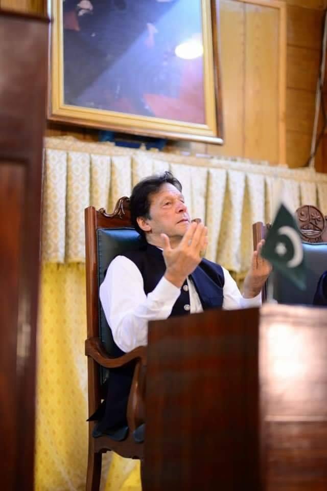 Anniesehar1's tweet photo. @ImranKhanPTI اب جب کشمیر کا سفیر عمران خان ہے تو امید ہے سب ٹھیک ہوگا جس نے دشمنوں کے سفیر کو واپس بھیجا سفارتی تعلقات ان سے ختم کیے انکی فلمیں بند کیں اور ایک وہ تھا مودی کو گھر شادی پر بلاتا آم اور  ساڑھیاں  بھیجتا
اگر آپ نے تیس سال حکومت کی ہوتی تو کشمیر آزاد ہوچکا ہوتا https://t.co/8JSHuFxG0O