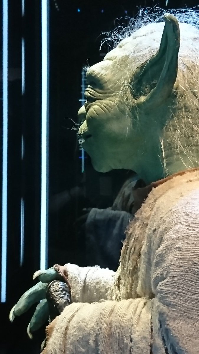 エピソード5に登場したヨーダ。フランク・オズによって操演されたパペットと同じ型から作られたレプリカ。足もチラッと。  #スター・ウォーズアイデンティティーズ, image size:675x1200