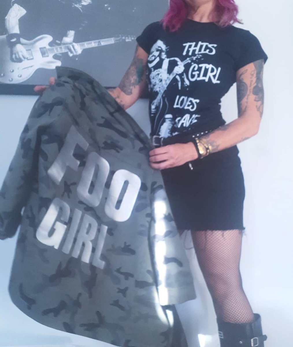 YOGACTIVEYOGA's tweet photo. @foofighters @ChrisShiflett71 @RamiJaffee  @taylorhawkins I drove 400 miles with my Flamingo from last years London gigs  to see you tonight!I want a massive hug please when you  spot my Flamingo- tomorrow is my Birthday ❤ https://t.co/SaElgMeJtA