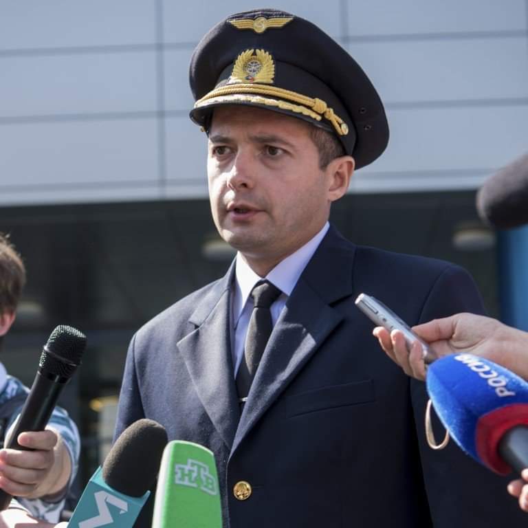 FlightModeblog's tweet photo. Damir Yusupov, the captain of flight #U6178 he was a lawyer until of age 32 then he decided to go to the flight school in St Petersburg. He's 41 yo, married with 2 kids. He become a captain last year & he's flying for #UralAirlines since 2013. He has more than 3000 flight hours. https://t.co/mgTlHqNhvL