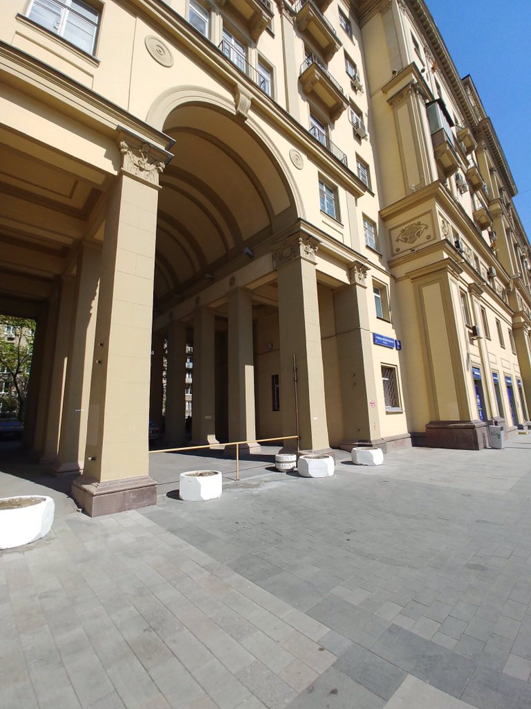 barrister_rus's tweet image. Результат «благоустройств» от @MosSobyanin и от #MosRu на #Садовая-Черногрязская : варварский срыв чугунного литья с фасадов сталинского ампира и замена на урны-собянинки и железную трубу.