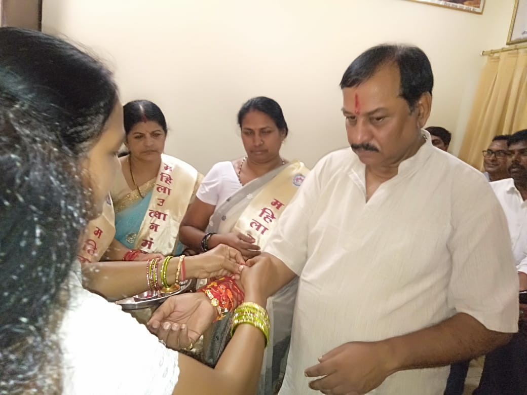 महिला उत्थान सेवा समिति के बहनों ने आज भिलाई स्थित निवास पहुंचकर सांसद श्री <a href="/VijayBaghelCG/">Vijay Baghel</a> जी को रक्षासूत्र बांधकर रक्षाबंधन की बधाई दिया. सांसद बघेल जी ने भी बहनों को बधाई देते हुए कहा कि मेरा जीवन का हर एक पल बहनों की सेवा, सहयोग और सुरक्षा के लिए सदैव समर्पित रहेगा.