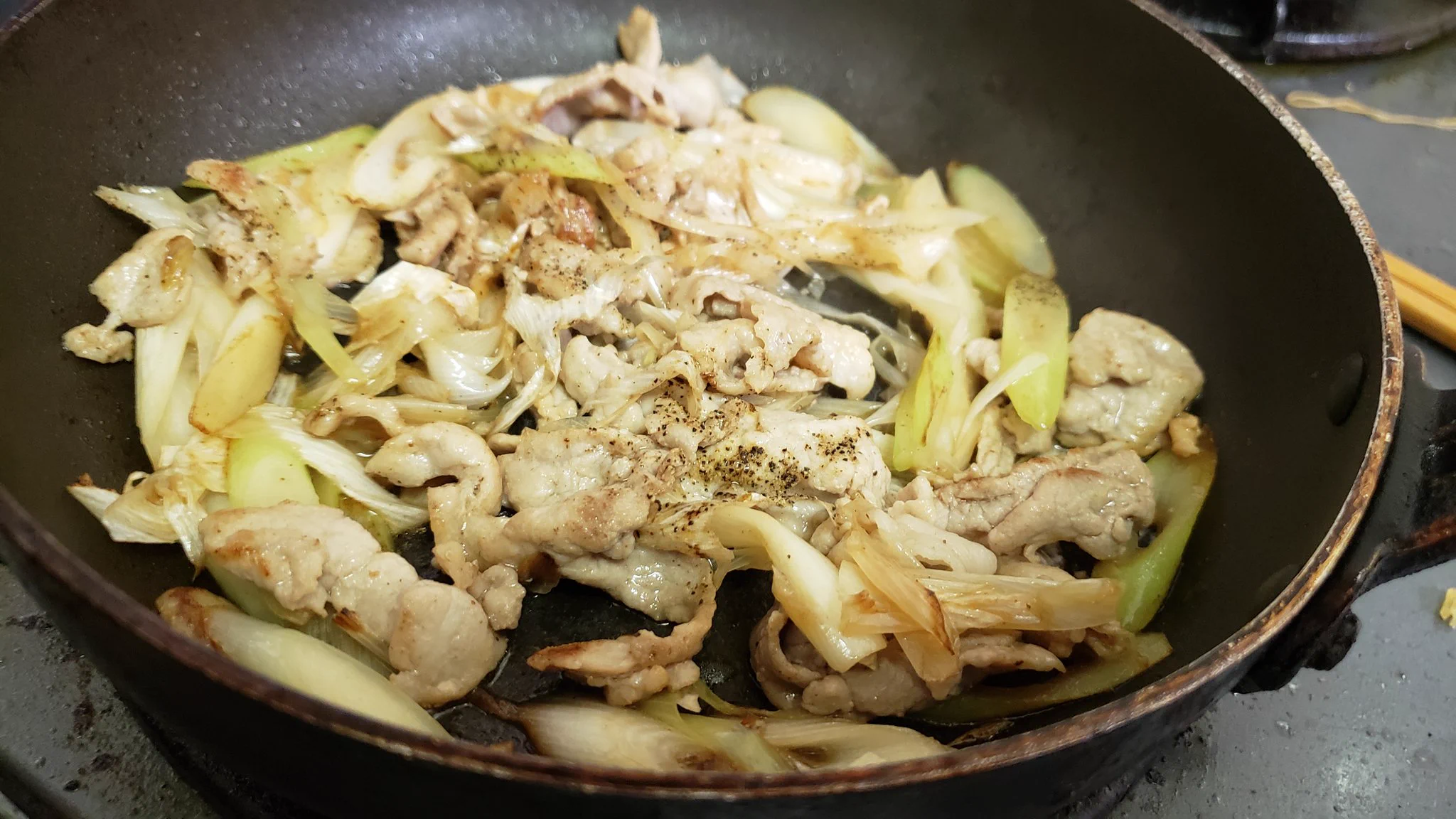 茹でるだけじゃない！？焼いてもうまい「ネギ塩レモン豚そうめん」の作り方！