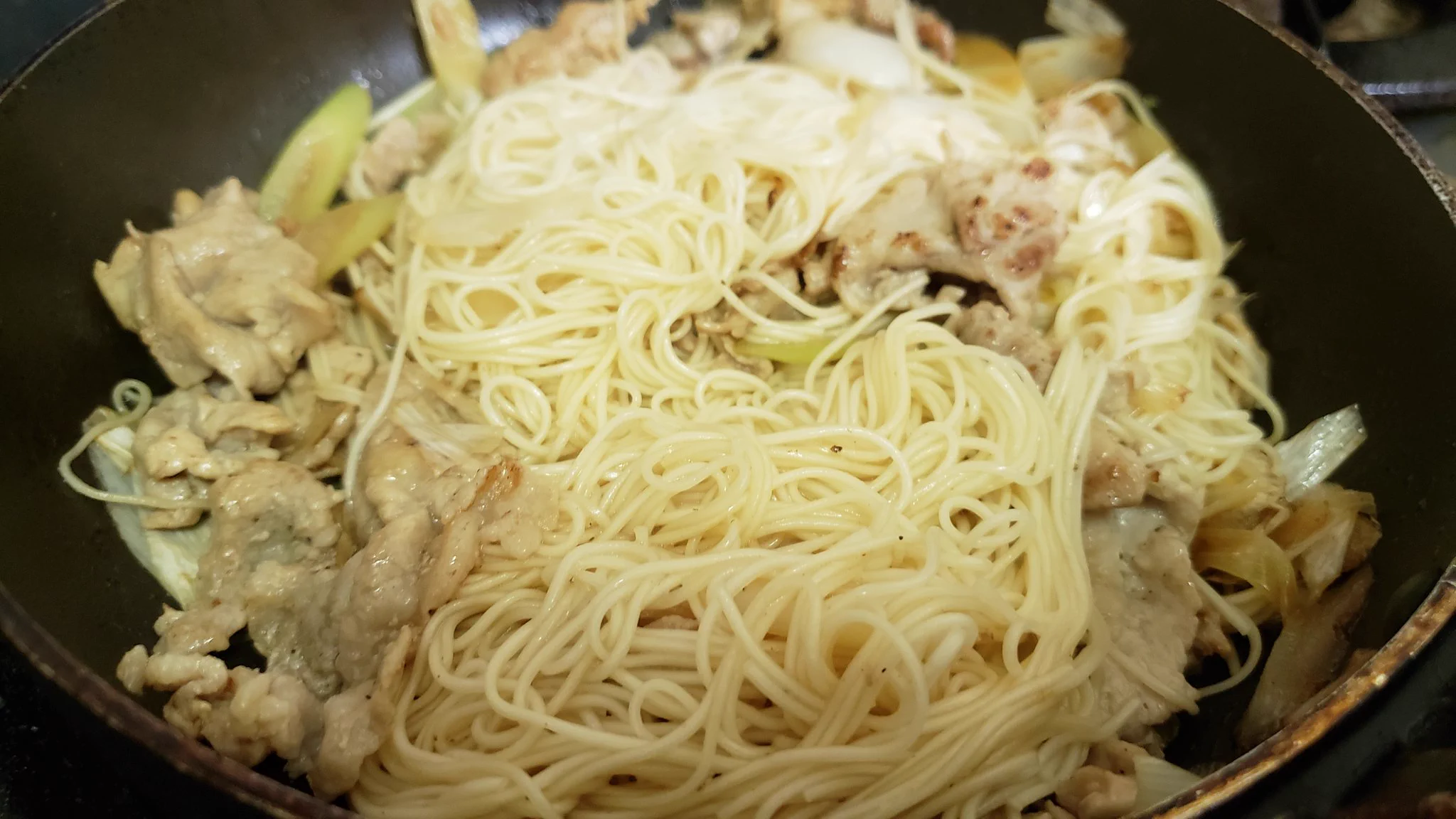 茹でるだけじゃない！？焼いてもうまい「ネギ塩レモン豚そうめん」の作り方！