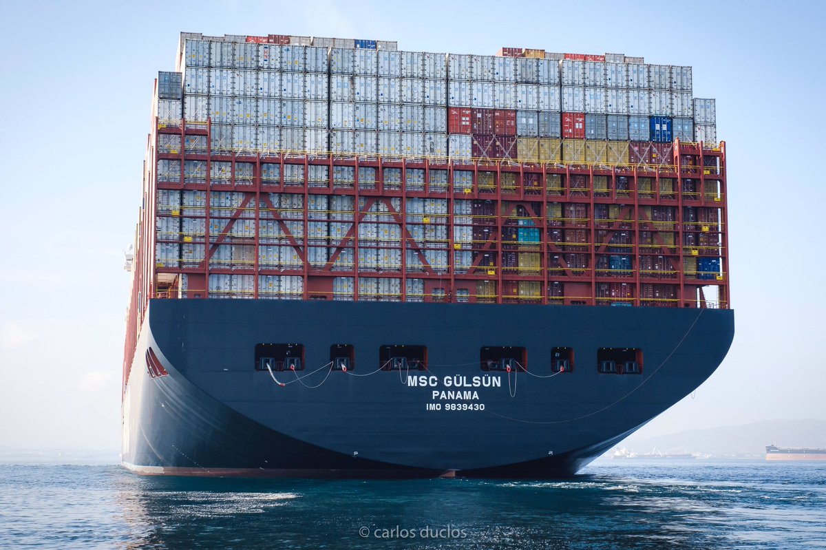 Y...esta es la popa del más grande 👆 and this is the Stern of the biggest #mscgülsün # 400X61 = 23.000 TEUs #contenedores #worldrecord #msc #ship #maritime #containership #algecirasport #maidentrip #seamanlife⚓️ #fujifilmxt3 #fujistas