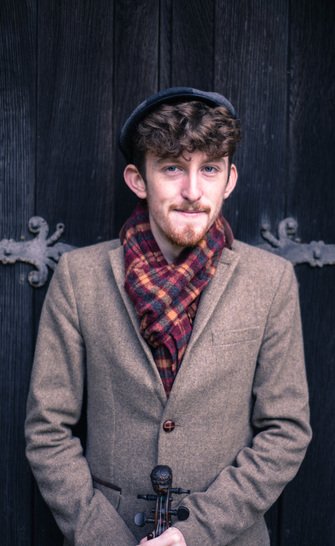 EnglandsMedfest's tweet photo. Rowan @RowanFolk is a fiddle-singer, writer and tunesmith. He'll be entertaining us in Sunday eve in the Buxom Wench @EnglandsMedfest https://t.co/2xv64Cxdsy #camping #englandsmedievalfestival #herstmonceuxcastle #bankholiday #music #rowanpiggott https://t.co/DAh4q2nrBT
