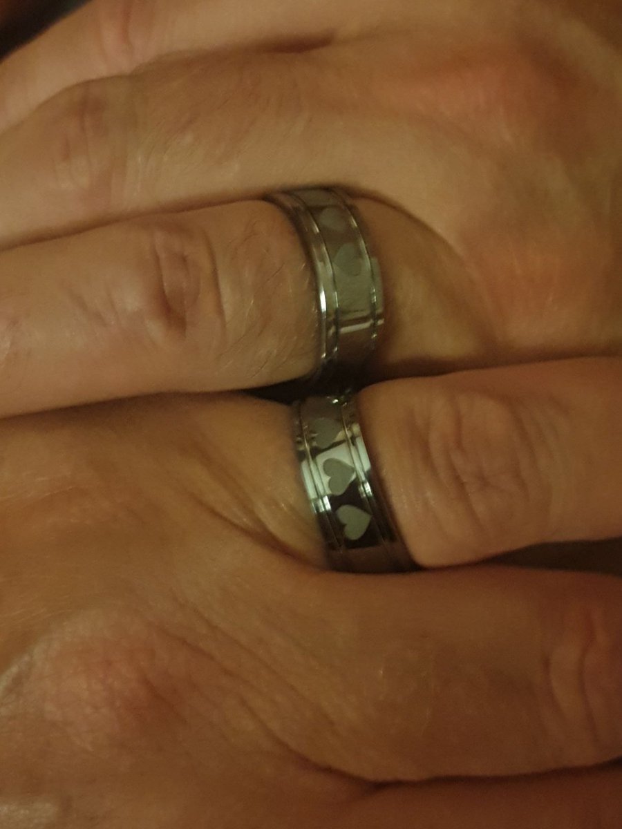 Zkorpion67's tweet photo. Plötsligt händer det 😊🥂🍾💍💞 https://t.co/N1AT7Efyij