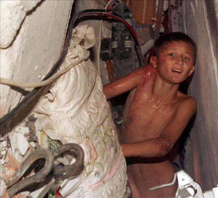 FotoMuhabirleri's tweet photo. 17 Ağustos 1999...
Tarifsiz bir acıya uyandık.
Tarifsiz bir acıyı fotoğrafladık.
Kaybettiğimiz vatandaşlarımızı rahmetle anıyor, böylesi büyük acıları bir kez daha fotoğraflamak istemiyoruz.
Unutmayacağız!
Fotoğraflar
Oktay Çilesiz
Hikmet Saatçi
Abdurrahman Antakyalı
Kenan Gürbüz https://t.co/mR5n6LSMow