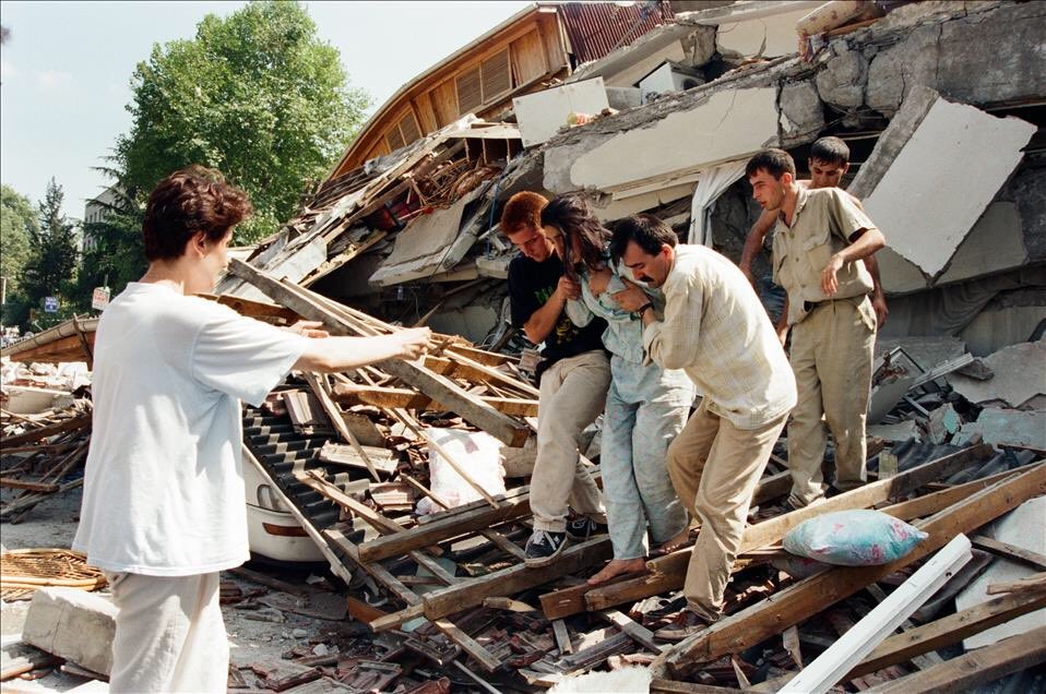 FotoMuhabirleri's tweet photo. 17 Ağustos 1999...
Tarifsiz bir acıya uyandık.
Tarifsiz bir acıyı fotoğrafladık.
Kaybettiğimiz vatandaşlarımızı rahmetle anıyor, böylesi büyük acıları bir kez daha fotoğraflamak istemiyoruz.
Unutmayacağız!
Fotoğraflar
Oktay Çilesiz
Hikmet Saatçi
Abdurrahman Antakyalı
Kenan Gürbüz https://t.co/mR5n6LSMow