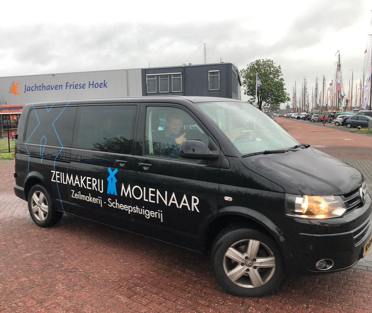 Gister bij de 1e start ging onze fok kapot. Gelukkig wilde <a href="/molenaarzeilen/">zeilmakerij molenaar</a> ons helpen. Ze hebben em gerepareerd en vanmorgen óók nog bezorgd in Lemmer. Geweldige service!! Ontzettend bedankt! #Toppers #IFKS19