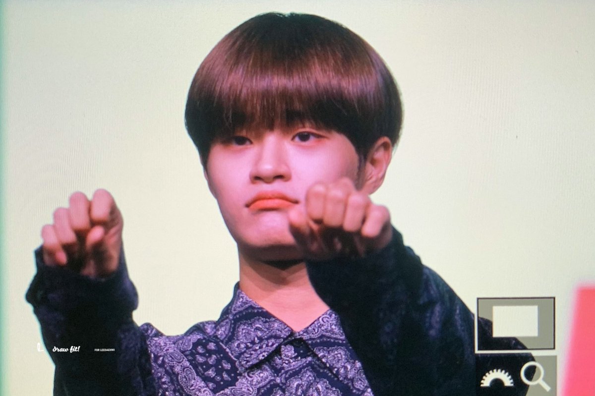 Daehwicom's tweet photo. 190816 Kcon Rookies #AB6IX #이대휘 #DAEHWI #대휘 구린 조명도 대히의 기여움을 이길 순 없지ㅣㅣ https://t.co/I2FwJFmT8w