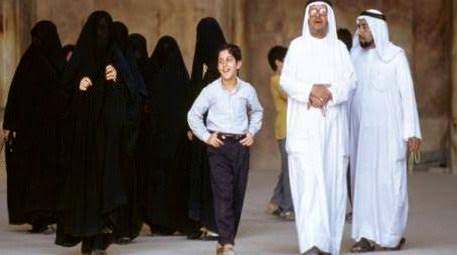 4 жены новый. Шейх многоженство. Многоженство в ОАЭ. Четыре жены. Гаремы арабских шейхов.