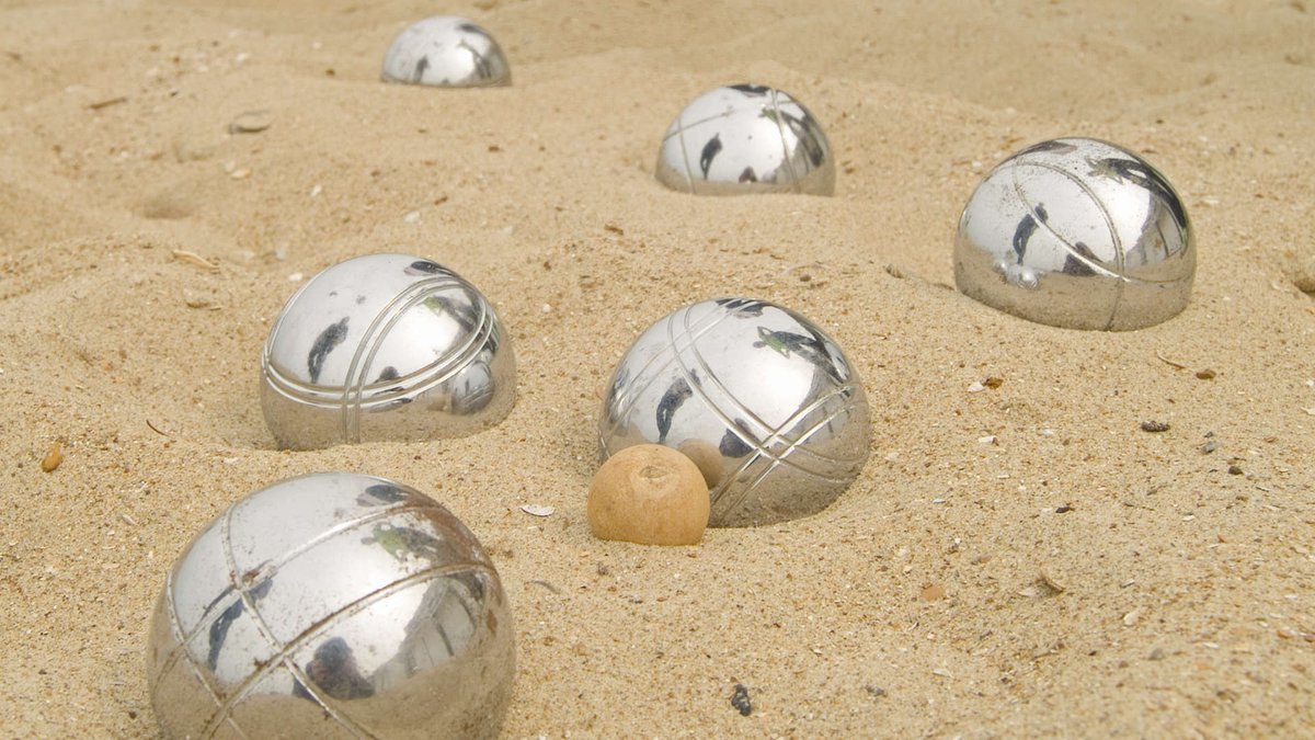 JEU DE BOULES!
Vandaag en morgen is de Koemarkt omgetoverd tot een groot Jeu de Boulesveld en organiseert Pv De Purmer Boules op zaterdag (va. 10:30u) het Koemarkttoernooi en op zondaag (va. 13:00u) het Promotietoernooi. Kom even kijken, want het is altijd gezellig!