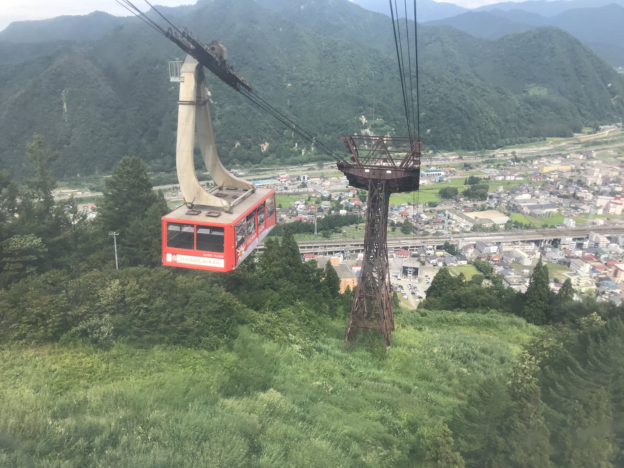まつまん 谷川岳ロープウェイは断念したけど代わりに湯沢高原ロープウェイに乗りました 天気は昼から回復してたんでサマーボブスレイにも挑戦 ブレーキのみのワンハンドル操作だけどかなりスピード出て重心移動を間違えるとはみ出しそうな勢い 中々スリル まつまん 谷川岳ロープウェイは断念したけど代わりに湯沢高原ロープウェイに乗りました 天気は昼から回復してたんでサマーボブスレイにも挑戦 ブレーキのみのワンハンドル操作だけどかなりスピード出て重心移動を間違えるとはみ出しそうな勢い 中々スリル