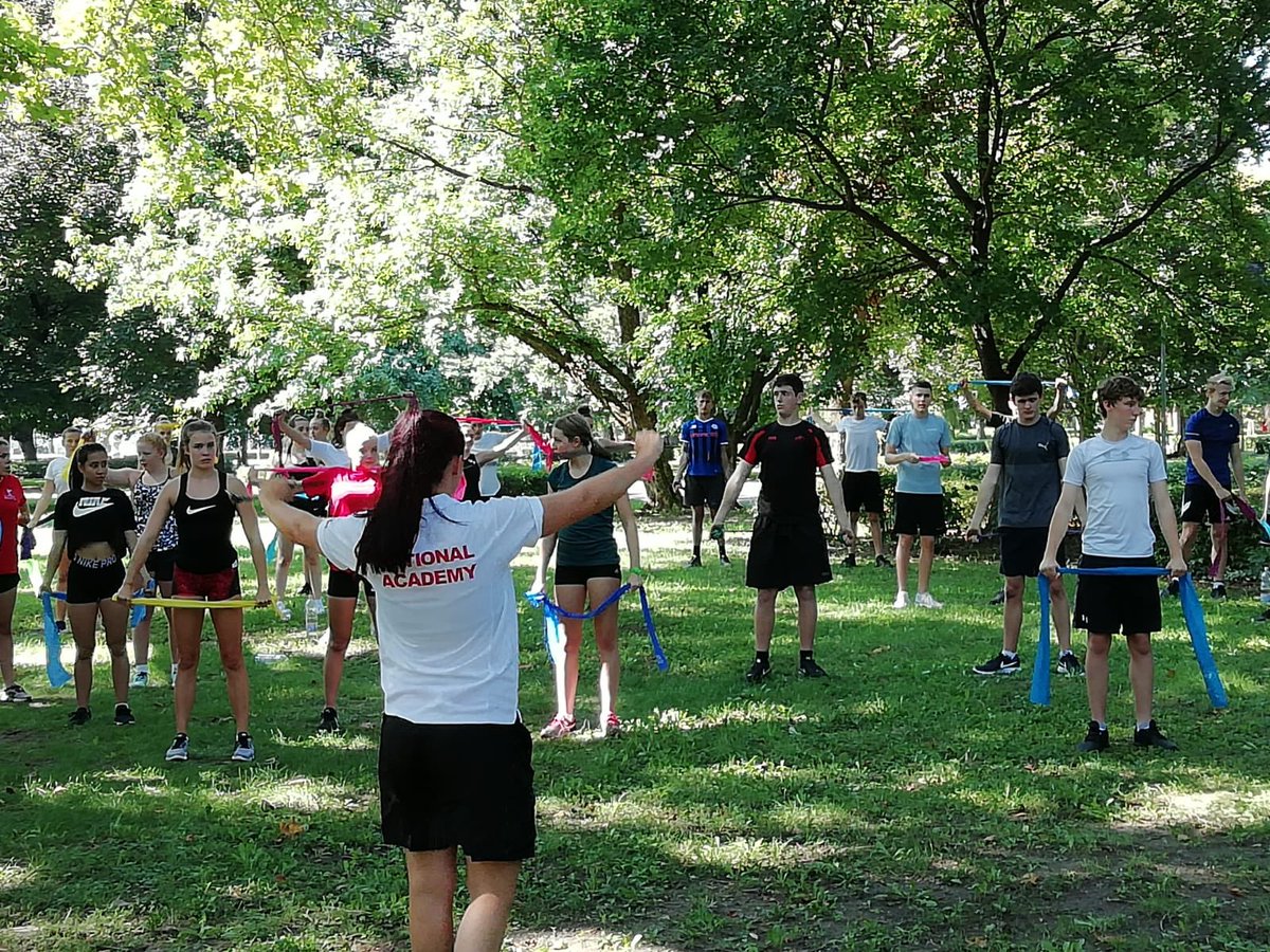 NationalWPcamp's tweet photo. #Day1 of the #NationalWPAcademy full group #StrengthandConditioning session in the park 🌳 the sun is shining ☀️ but our athletes are working hard in the shade with our S&amp;C lead Paige Costello 💪🏼 #Eger 🇭🇺#WaterPolo 🤽🏻‍♀️🤽🏻‍♂️ #NationalAcademy2019 🇬🇧#ItAllStartsHere #SwimEngland 🏴󠁧󠁢󠁥󠁮󠁧󠁿 https://t.co/v9ul3FVYAJ
