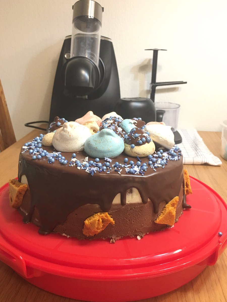 AMuath's tweet photo. Nutella Chocolate Cake 🍭🍬🍰 #nutella #nutellacake #cake #butercream #chocolate #birthdaycake https://t.co/R77oKib6A2