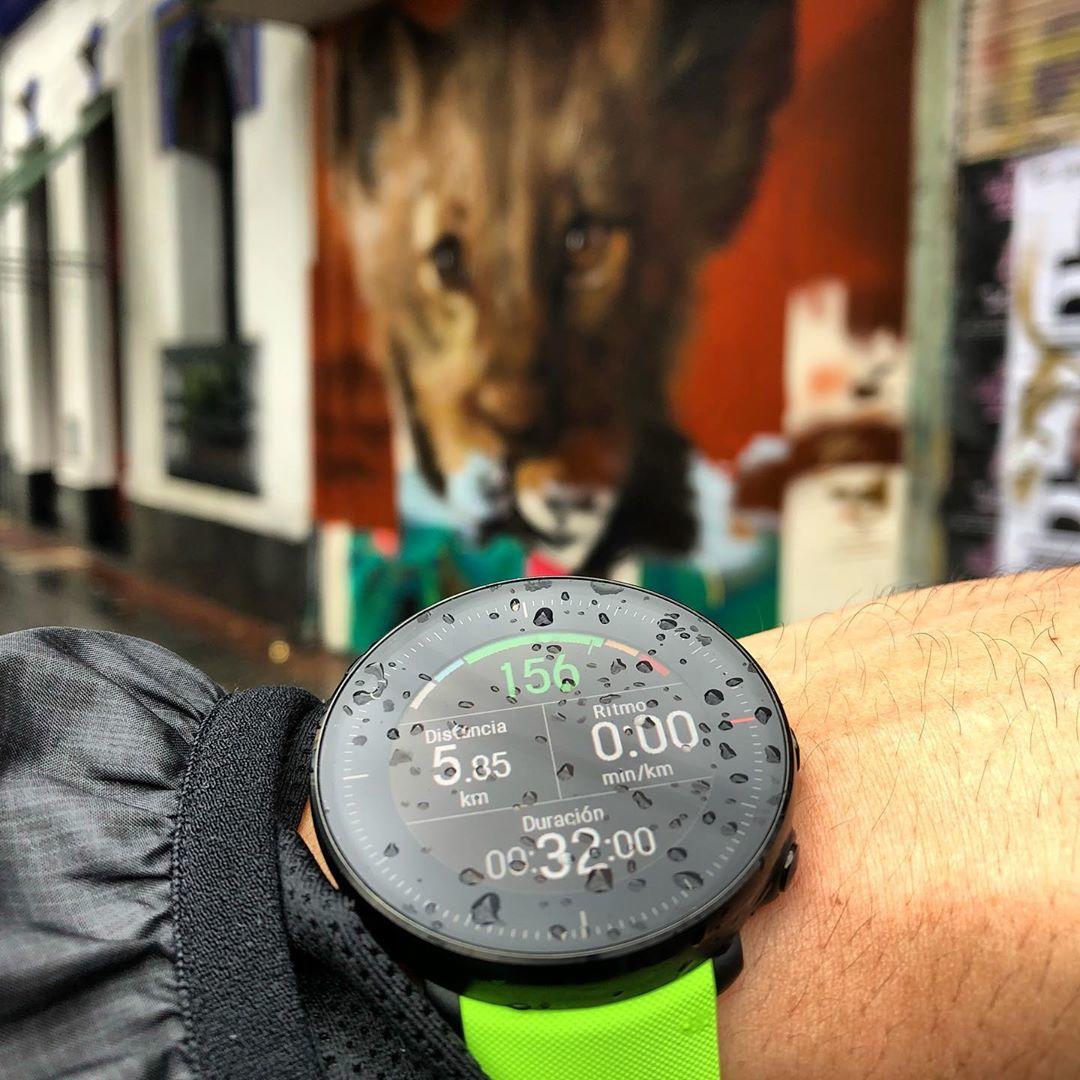 Auch während des Trainings in den Regen geraten? 🌧 Keine Sorge - Die Polar Vantage Serie zeichnet euer Training bei jedem Wetter auf.

☝️ QUICK FACT: Der Polar Vantage M ist bis 30 m wasserdicht (WR30).

⌚️ #PolarVantageM