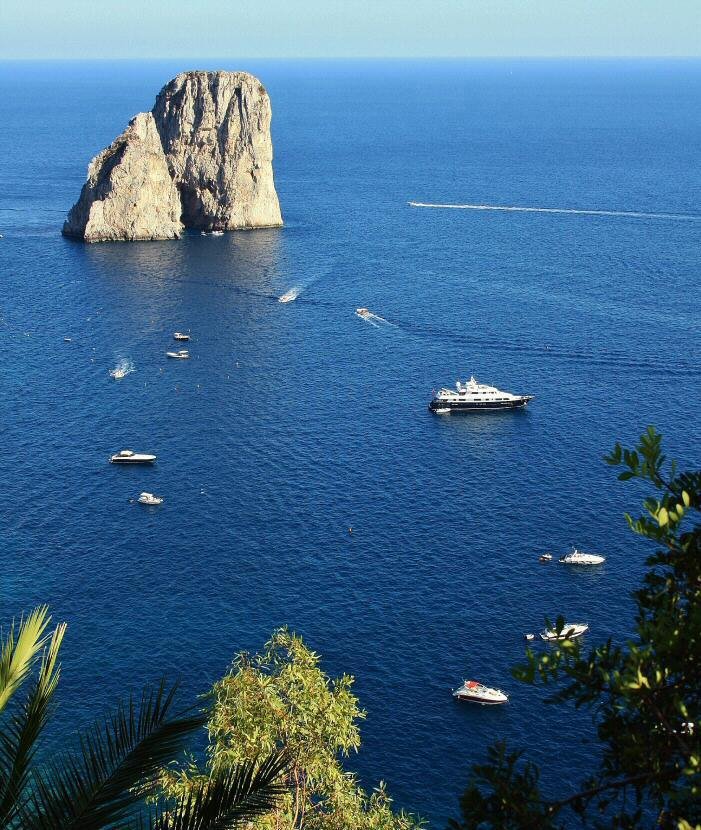 TheWireArtist's tweet photo. #BuenosDías amigos de twitter. 🌍
#FelizSábado ☀️⛱ 

No fue aquí donde todo acabó.
En el fondo da igual el lugar...
Lo triste es que todo terminó. 

https://t.co/yD47akh1xo 

#SabGenteChachi17Ago 

#IslaDeCapri 
#Italia 🇮🇹 https://t.co/JCBGFAumlE