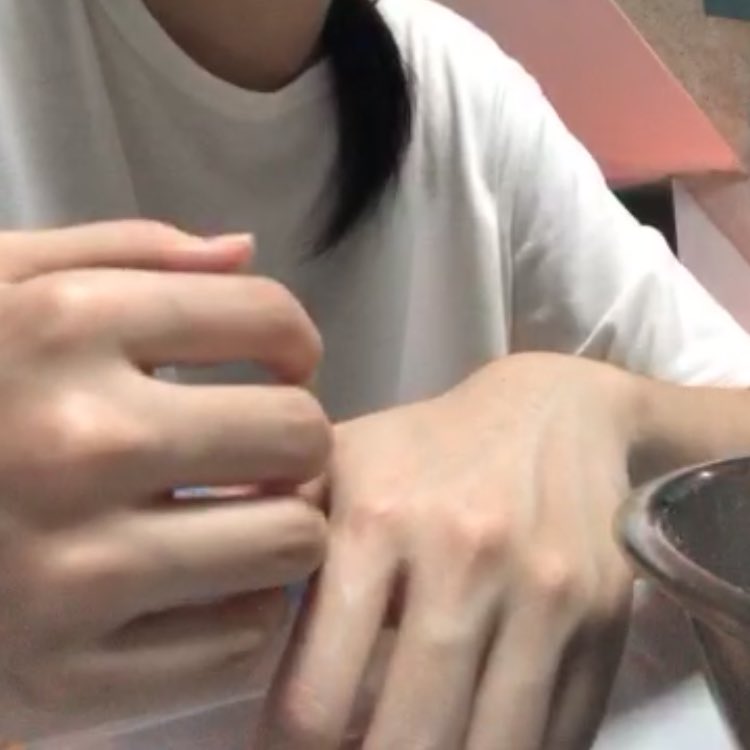 cher_hand48's tweet photo. 😳🌚🌚 #CherprangBNK48 #ทีมหวีดเส้นเลือดของแคป https://t.co/sx64q1V3Cj