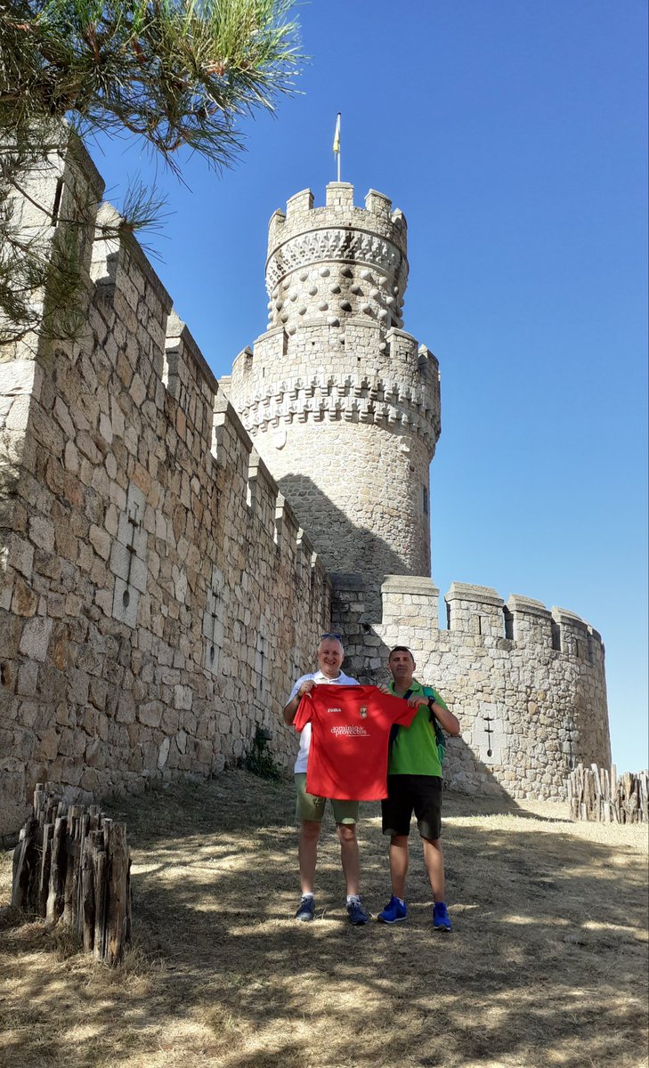 elmarcador2001's tweet photo. Y a punto de empezar la temporada todavía nos llegan más fotos de #marcadoresporelmundo .
Esta vez son @alextemplario70 y @RafaelDelTORO41 mostrando la camiseta del @rsda_oficial desde el castillo de Manzanares el Real. Eso si está tarde estarán en el val para el partido. https://t.co/1NsmfT51em