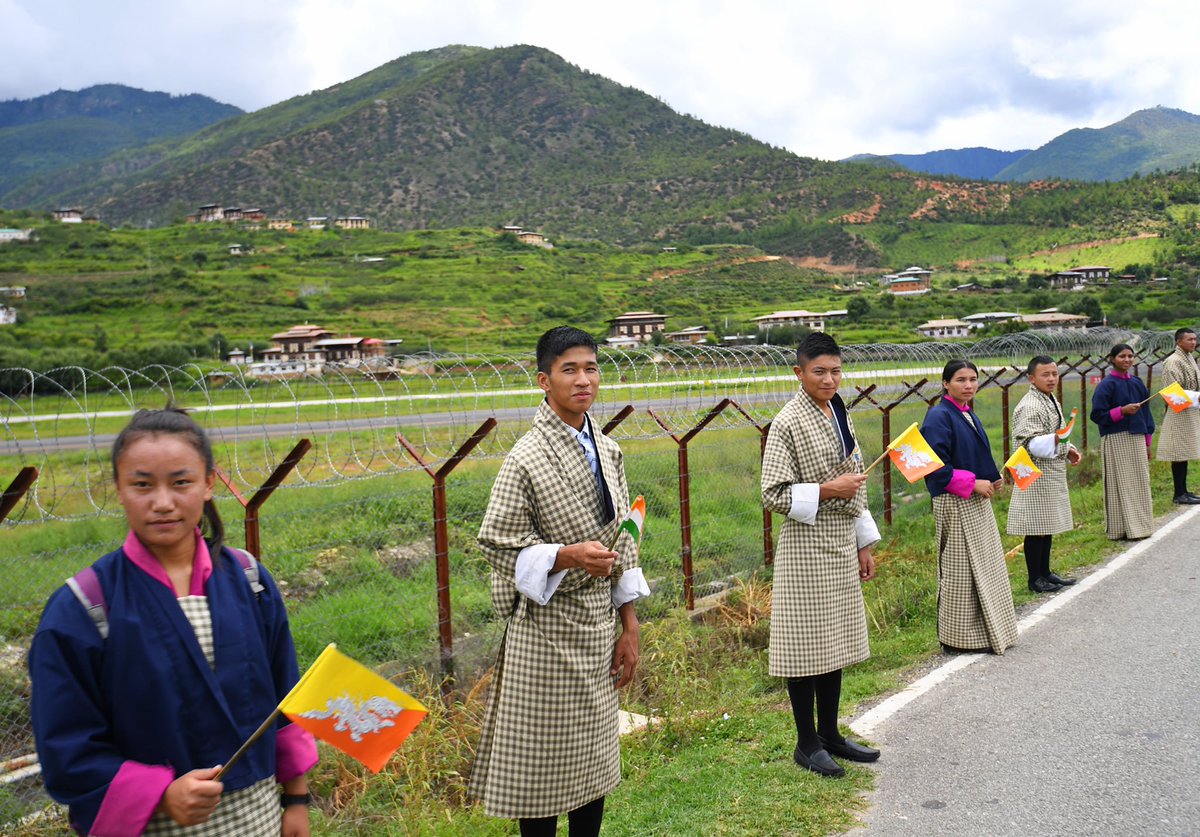 Бутан индия. Китайско бутанская граница. Бутан и Китай. Бутан люди. Бутан и Индия.