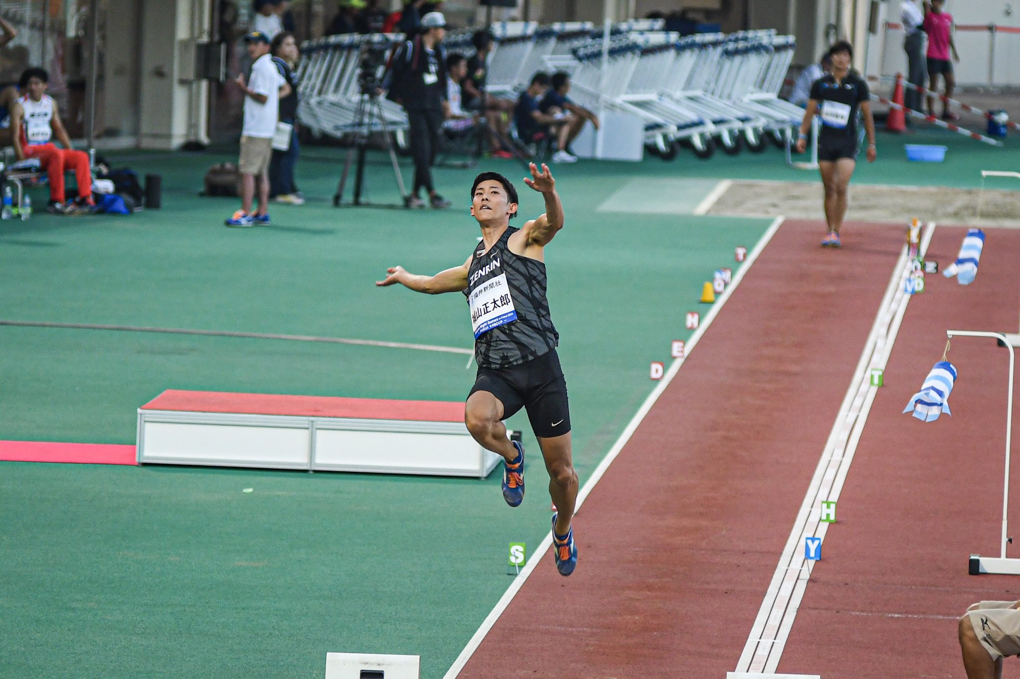 か え Athlete Night Games In Fukui ﾅｼｮﾅﾙﾚｺｰﾄﾞﾁｬﾚﾝｼﾞ 走幅跳 城山正太郎 ゼンリン 8m40 1 5 日本新記録 砂の飛び方も凄い T Co I6f8zen7je Twitter