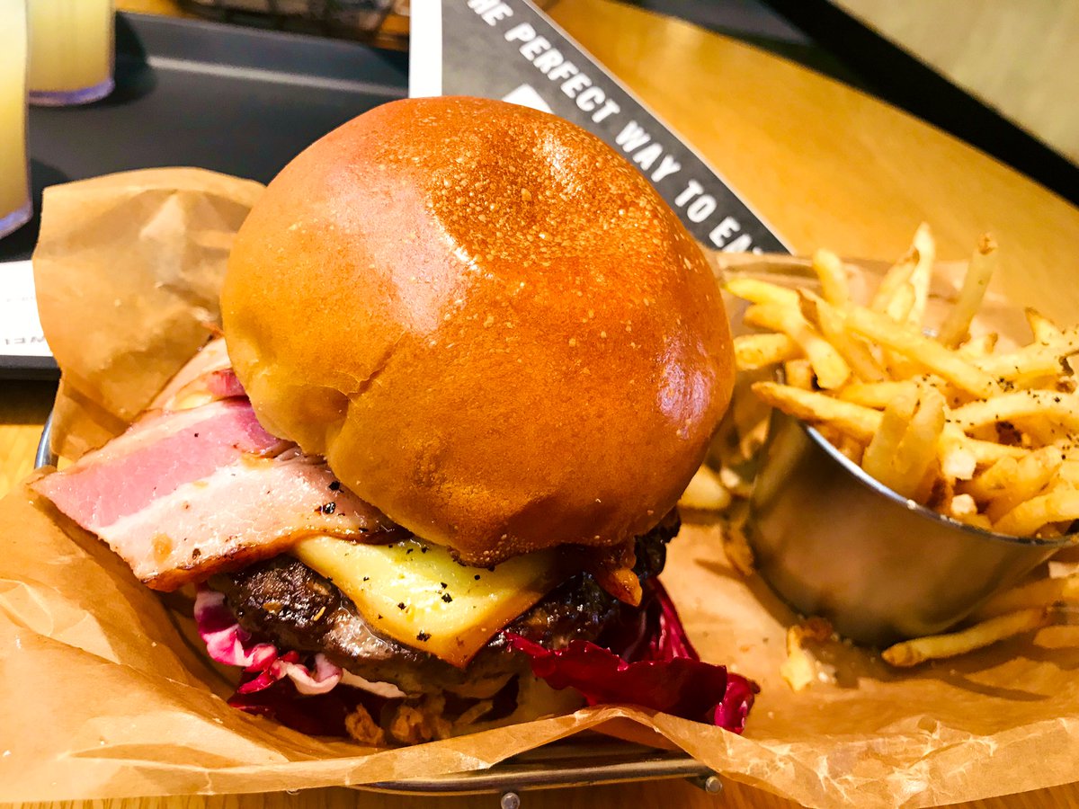 5Hotoku14's tweet photo. J.S.BURGERS CAFE
目指せグランドメニュー
ハンバーガー制覇！！
その2

ヒッコリースモークバーガー

熟成ベーコン/スモークチーズ/パティ/マヨネーズ/トマト/ヒッコリースモークスパイス/フライド���ニオン/グリルオニオン/マスタード/トレビス

#ハンバーガー
#JSBURGERSCAFE
#エキスポシティ https://t.co/XTCorOeYbw