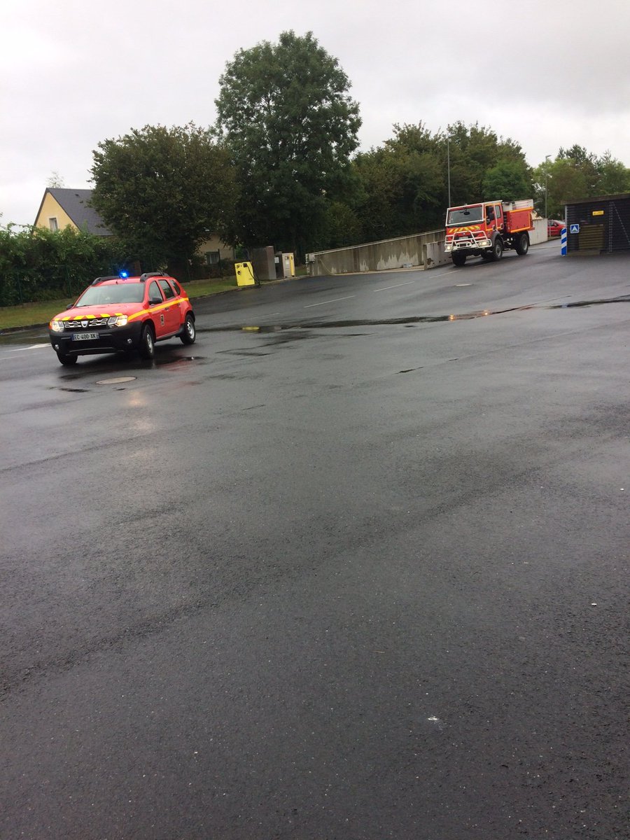 SDIS50's tweet image. [Renfort #FeuxdeForêt 🔥] Retour ce matin à #StLo des 22 #sapeurspompiers #Manche engagés, avec la colonne #Ouest sur l'incendie de #Montirat dans l'#Aude en soutien du @SDIS11OFFICIEL 
A leur arrivée, ils ont été remerciés par le directeur du SDIS, le CG @f_davignon