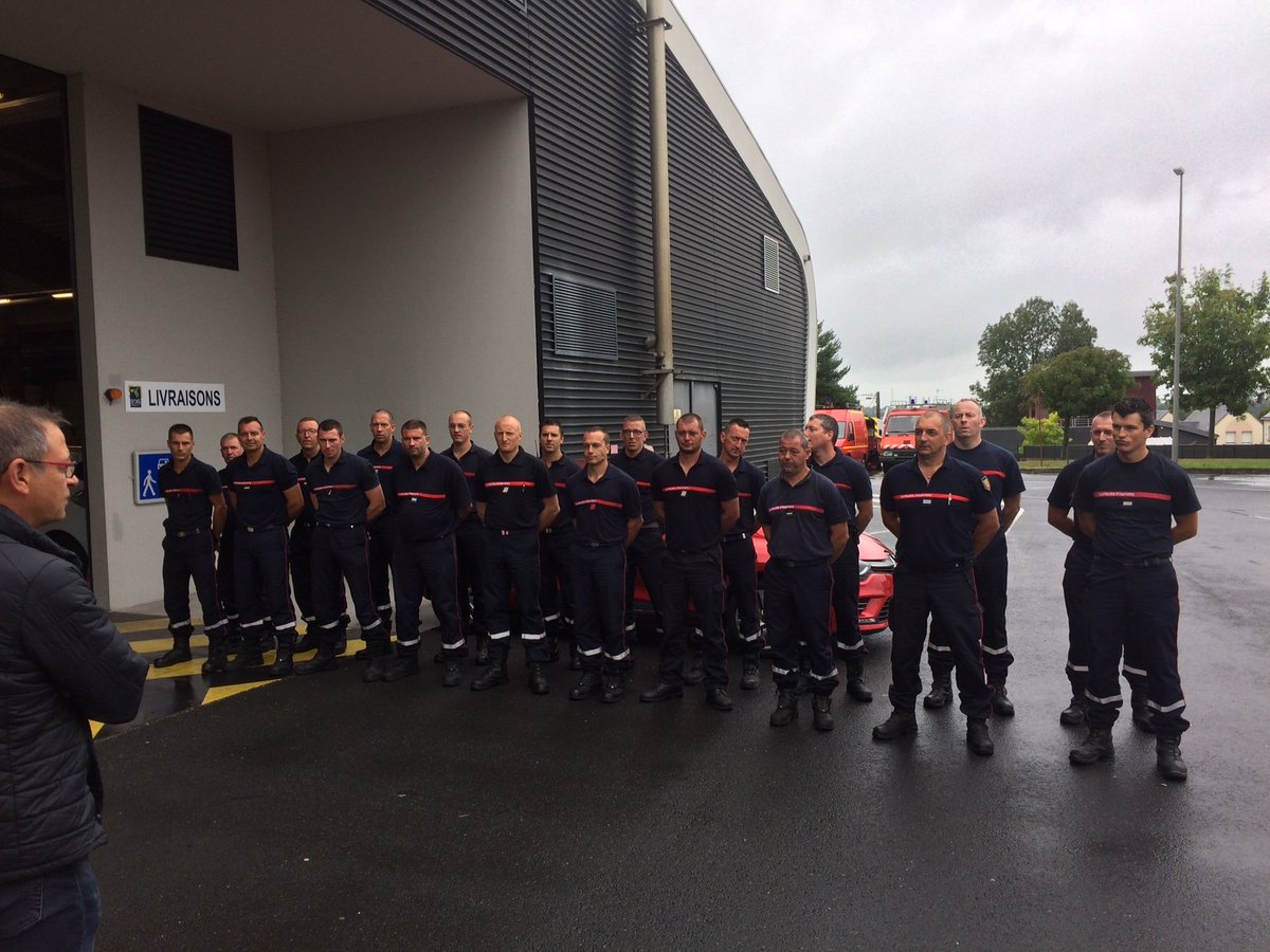 SDIS50's tweet image. [Renfort #FeuxdeForêt 🔥] Retour ce matin à #StLo des 22 #sapeurspompiers #Manche engagés, avec la colonne #Ouest sur l'incendie de #Montirat dans l'#Aude en soutien du @SDIS11OFFICIEL 
A leur arrivée, ils ont été remerciés par le directeur du SDIS, le CG @f_davignon