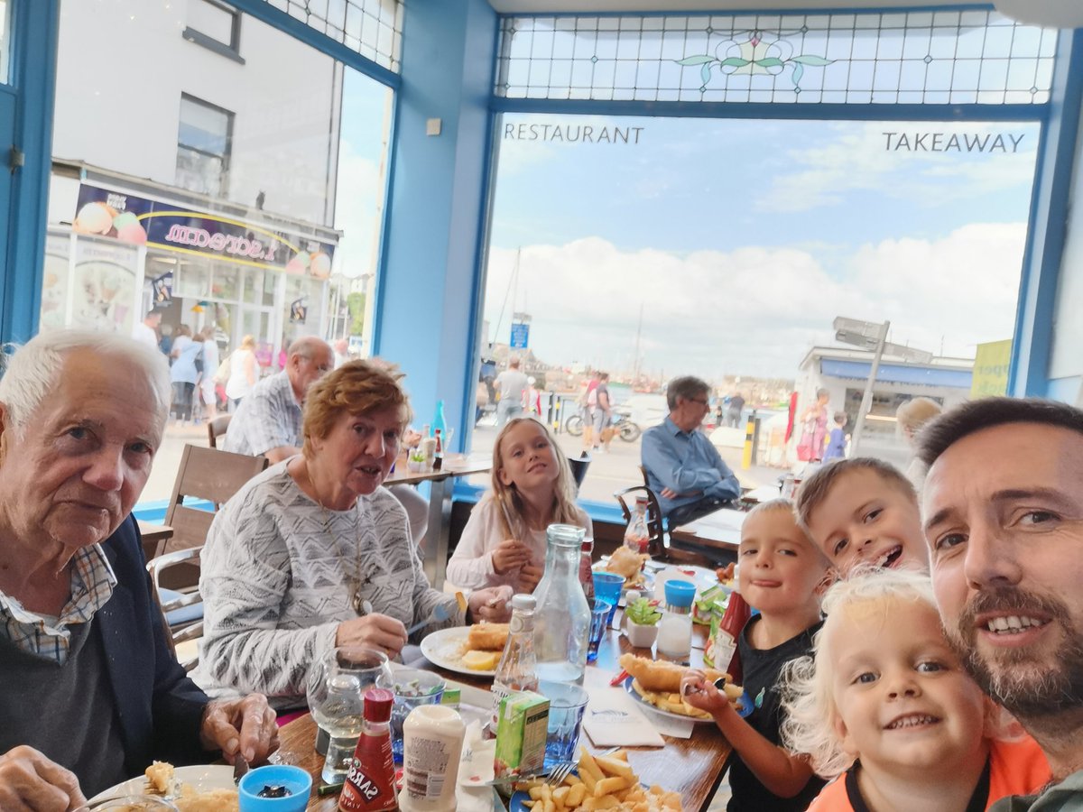 EdRich75's tweet photo. So Nicole is a host parent at our youth camp 'Thrive' in mid Wales, so I've taken the kids to a terrific seafood restaurant in Brixham Devon. Amazing meal as always #simplyfish. https://t.co/85drOtHLi5