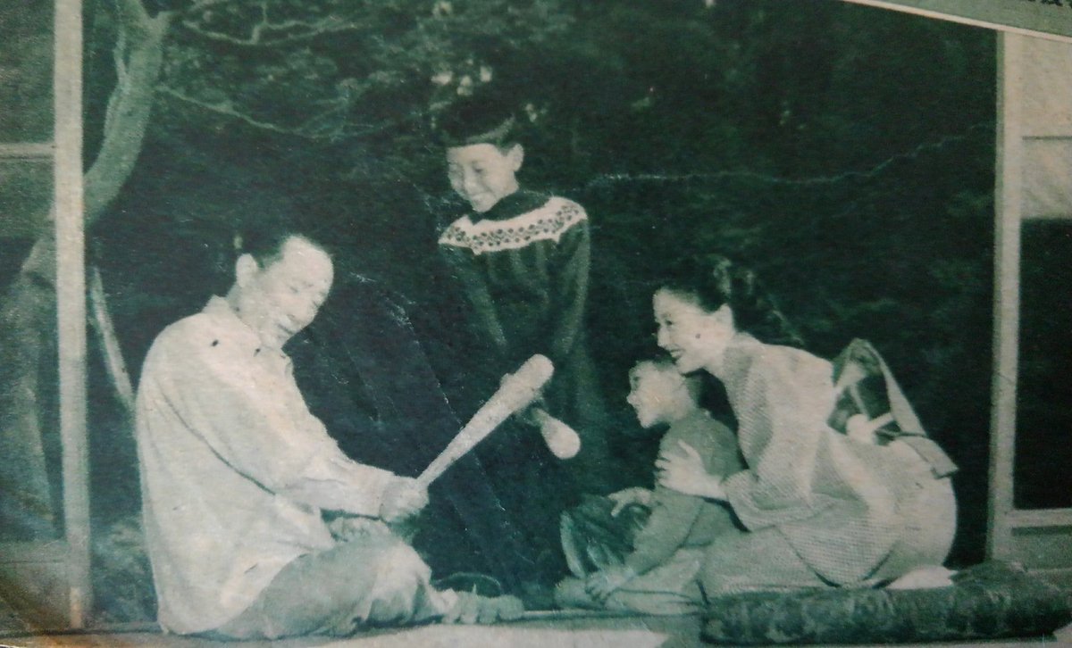 島倉千代菊 على تويتر 昭和26年 平凡12月号 阪東妻三郎さんのお宅訪問 時代劇の大御所 阪東妻三郎 さんの京都嵯峨のお宅に乙羽信子さんが訪れました お庭の池の畔でニッコリ微笑むお二人 剣戟王の阪妻さんが居合抜きの秘技を実演 次男の登司磨君 三男の正和君