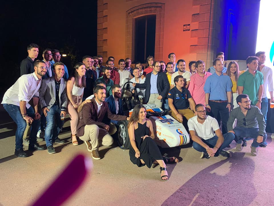 lampublicidad's tweet photo. Para Lam Publicidad es un honor patrocinar este proyecto que sin duda es solo el comienzo de grandes resultados.El monoplaza FG-01, diseñado y construido por 150 estudiantes de la Universidad de Cádiz, se presentó el 16 de agosto oficialmente en Jerez de la Frontera. https://t.co/nbTZz9v3no