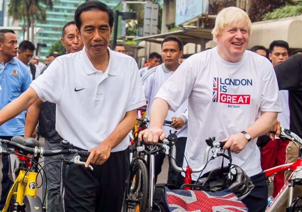 DubesInggris's tweet photo. Loved the costume competition at #HUTRI74. 🇮🇩 The prize of bicycles gives me an excuse to retweet a photo reminding us of the big role they have played in #UKRI70 relations 🇬🇧🇮🇩 https://t.co/HRGLRsUExA