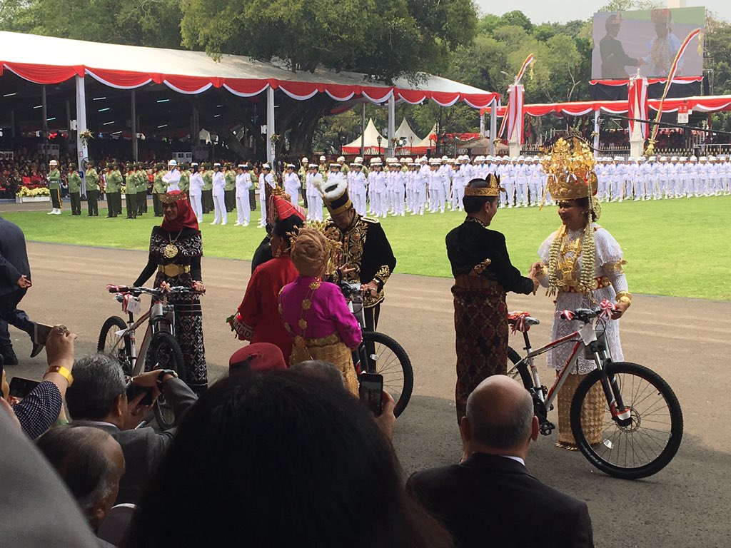 DubesInggris's tweet photo. Loved the costume competition at #HUTRI74. 🇮🇩 The prize of bicycles gives me an excuse to retweet a photo reminding us of the big role they have played in #UKRI70 relations 🇬🇧🇮🇩 https://t.co/HRGLRsUExA