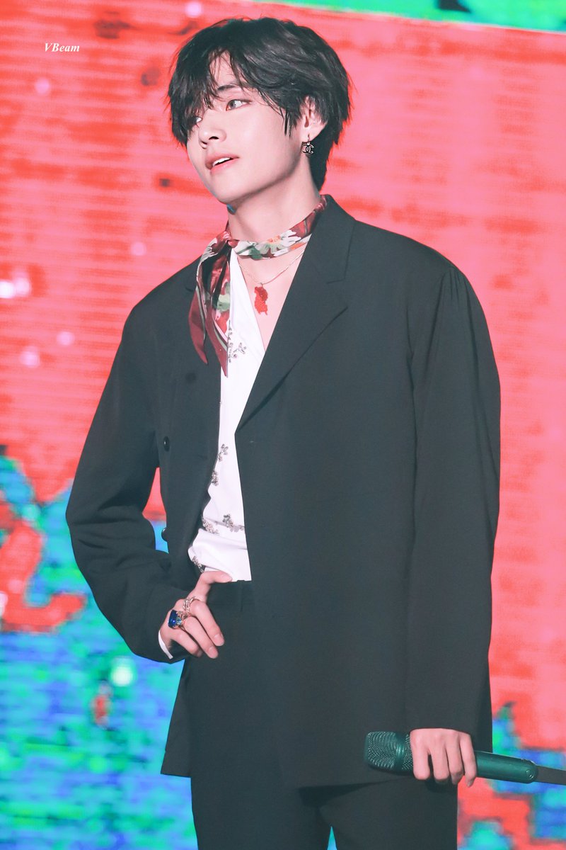 VBeam1230's tweet photo. 190811 롯데패밀리콘서트
give give it to me ~~,, (듣는중..)
#BTS #BTSV #taehyung #태형 #방탄소년단 
@BTS_twt https://t.co/rjejOZ4sbD