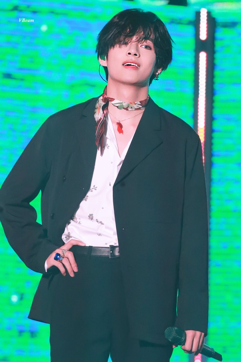 VBeam1230's tweet photo. 190811 롯데패밀리콘서트
give give it to me ~~,, (듣는중..)
#BTS #BTSV #taehyung #태형 #방탄소년단 
@BTS_twt https://t.co/rjejOZ4sbD