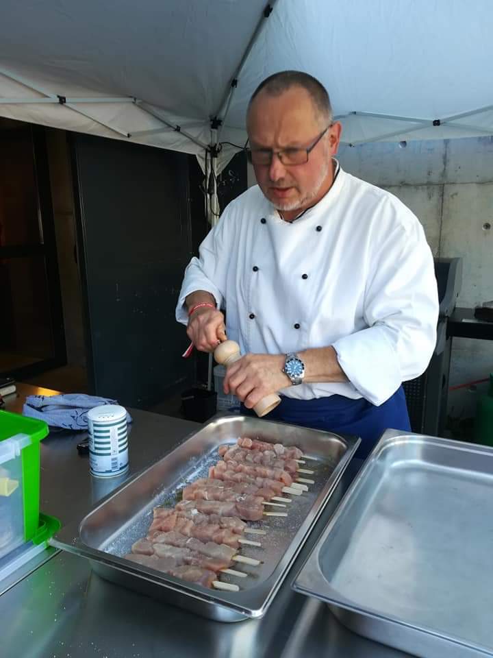 GrillEnCoGenk's tweet photo. #throwback naar @Genkonstage Factor J waar wij de artiesten en vrijwilligers van lekkers mochten voorzien. #gos19 #weber #bbq #hobby #mijnstad merci @stadgenk @dienstjeugdgenk https://t.co/vhVQ4WpMfA