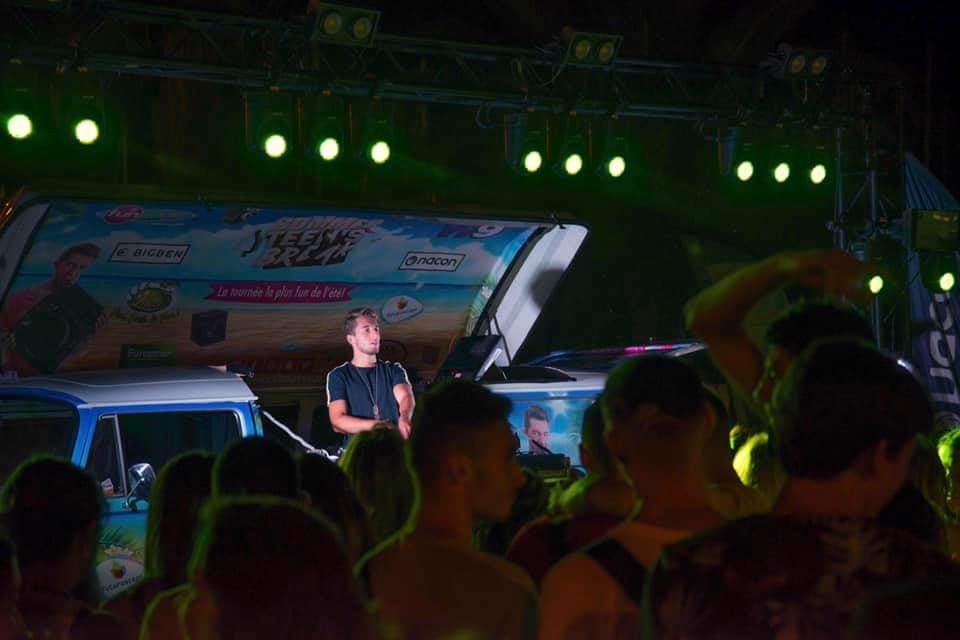 villedhyeres's tweet photo. ☀VOTRE ÉTÉ A #HYÈRES 🌴
📸 Retour en images sur le concert Summer @teensbreakoff avec DJ @JLOWOfficiel en partenariat avec @funradio_fr et @W9 🔊🎶 et le dernier feu d'artifice de l'été 🎆 qui ont animé le Port hier soir ⛵️🎉
#summerteensbreak #feudartifice https://t.co/muUVYDFnaK