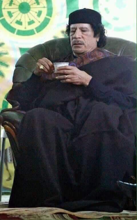 HanADerbash's tweet photo. تشرب فنجان قهوتك
 اتقعمز على كراسي عقلك
تنظر الى هذا المجتمع من باب إنك أرفع من كل مقاماتهم الوضيعة
تحمد ربي على عباة الفكر الضافية
تستخسر فيهم حتى التف على وجوههم الباردة ببساطة لأنهم من جنس الحمير . https://t.co/55QhuJNWG9