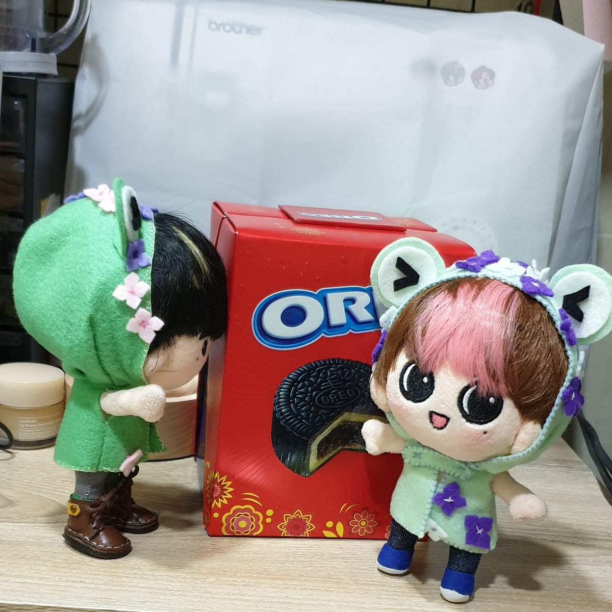 tiny_seal15's tweet photo. Day69
🐽:อ้ะโห ก้ะนี่คืออะไรฮะก้ะใช่ขนมใช่มั้ยฮะ ก้ะไหนๆน้องลูกแบมขอดูๆหน่อยฮะคิคิคิ
#77daysGotoonChallenge
#playwithgot7doll
#Tiny_sealfamily #got7doll #dreamknightdoll #gotoondoll #playwithbam #BamBam
#got7 #igot7 #뱀뱀 https://t.co/qxmXbbBLn3