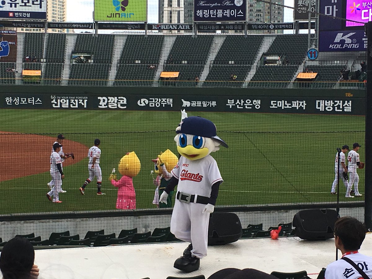 わしお 韓国の球団マスコット 承前 韓国のマスコットは 着ぐるみにあまりお金をかける習慣がないのがみてとれます 起亜タイガースのマスコット ホゴリくんの下半身は完全にジャージ姿の人間です 続く プロ野球 韓国 Kbo