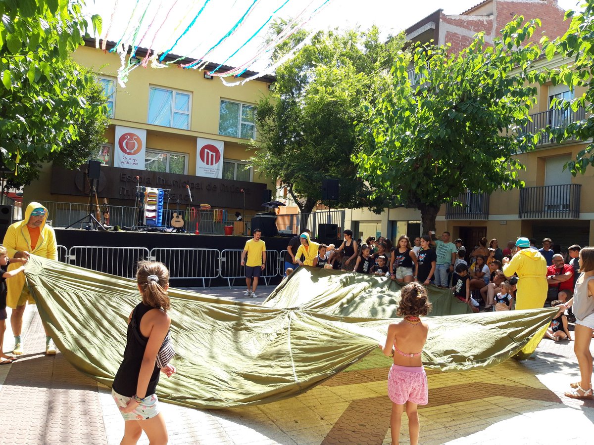 XarxaCBisbal's tweet photo. Som-hi canalla!!!! Que comencen les #historiesdaigua de la @trescaiverdesca a la plaça!!! @Ajcastellbisbal #elmatídelaxarxa #xoof #flaix #Castellbisbal @fundacioxarxa #FMCastellbisbal2019 https://t.co/1gvMoSnEwr