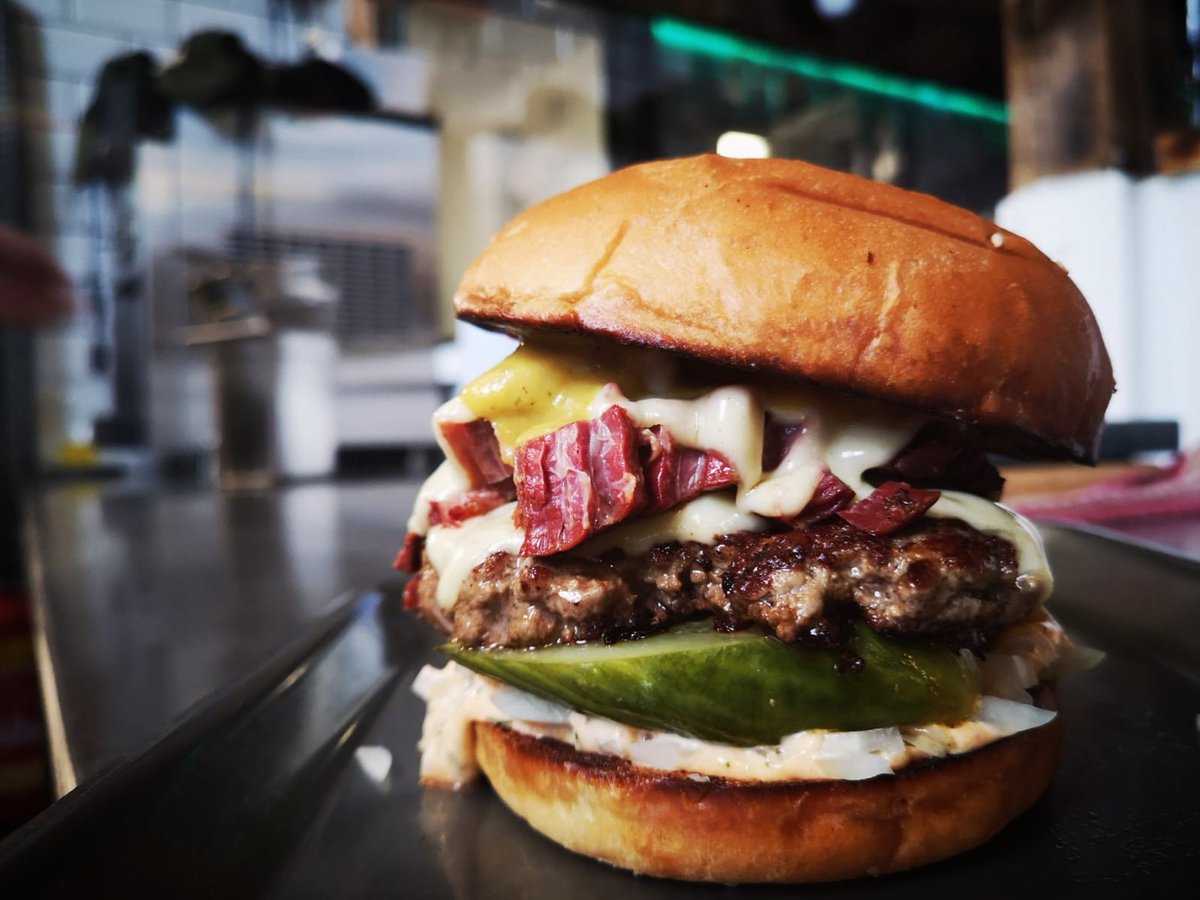 BORNTOLOSEYORK's tweet photo. This weekends special ~ 𝕿𝖍𝖊 𝕽𝖊𝖚𝖇𝖚𝖗𝖌𝖊𝖗 ~ thin patty + salt beef + Russian dressing +  pickle, onion + mustard 🤘🏻 You don't wanna miss this one ☝🏻☠ Serving today from 12  #borntoloseburgerkitchen #housespecials #brewyorkbeerhall #brewyork #york #yorkshire https://t.co/gPL9uFjDZM